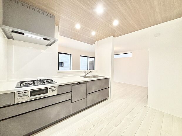 リビングで遊ぶお子様を見守りながらお料理ができる対面キッチン。  