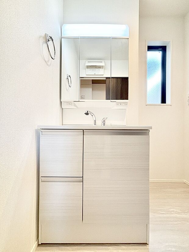 収納力と機能性に優れた洗面化粧台