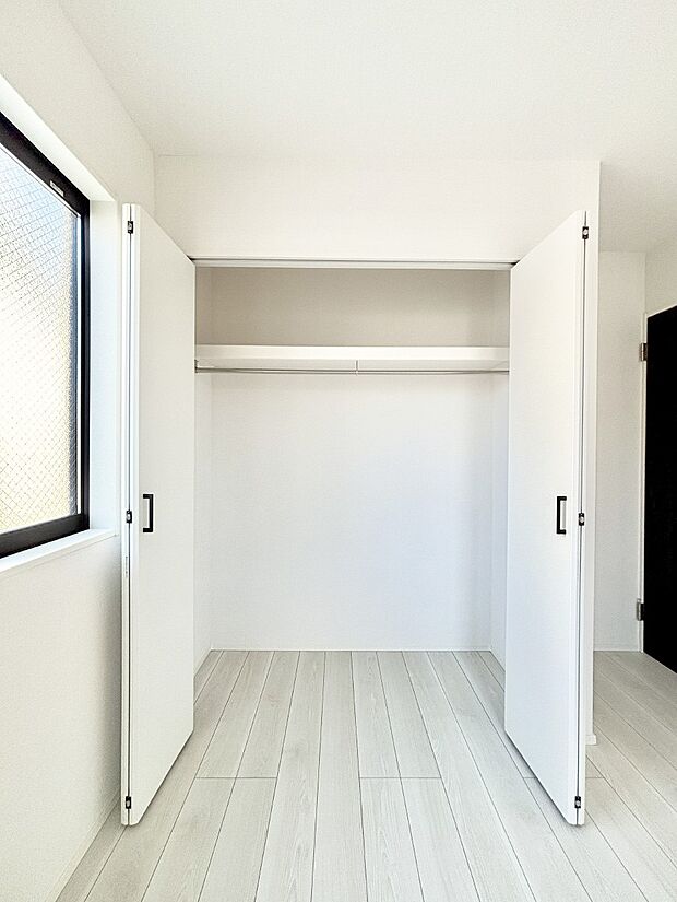 洋室のクローゼット。奥行きがあるので厚手の衣類もすっきり収まります。