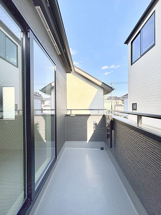 ゆったりバルコニーだから沢山お洗濯ものを干せます。