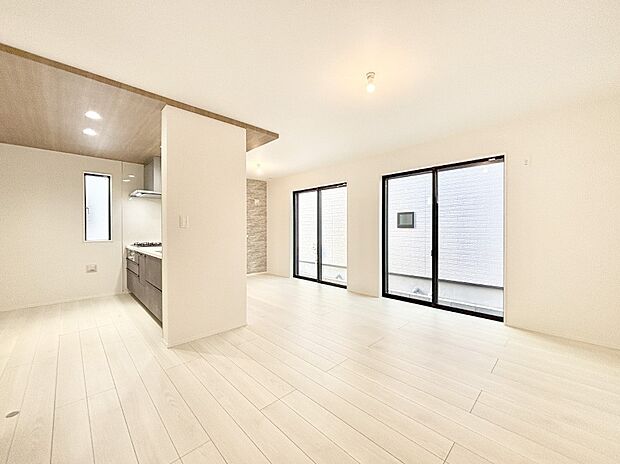 明るい陽光が注ぎ、寛ぎの雰囲気に満たされるダイニング。   