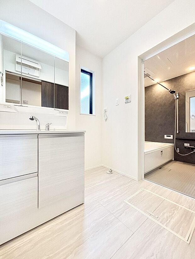 身支度もスムーズにおこなえる脱衣場。  