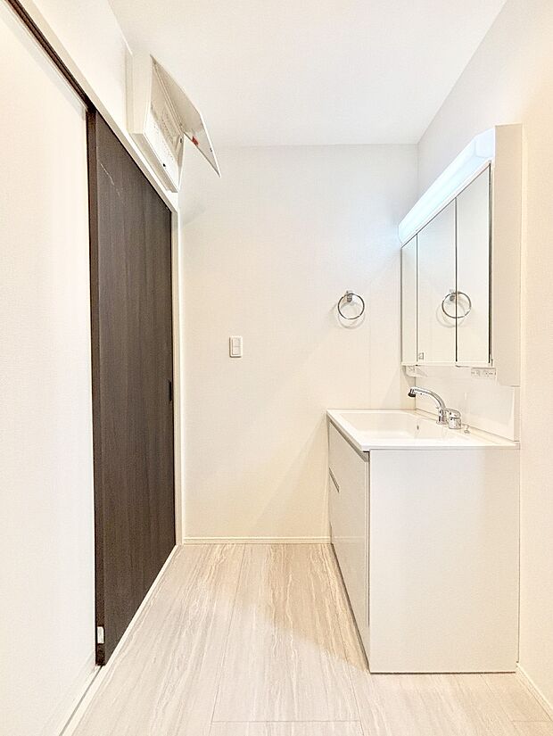 明るい洗面所は毎朝の身支度も楽しくできちゃいそうです。