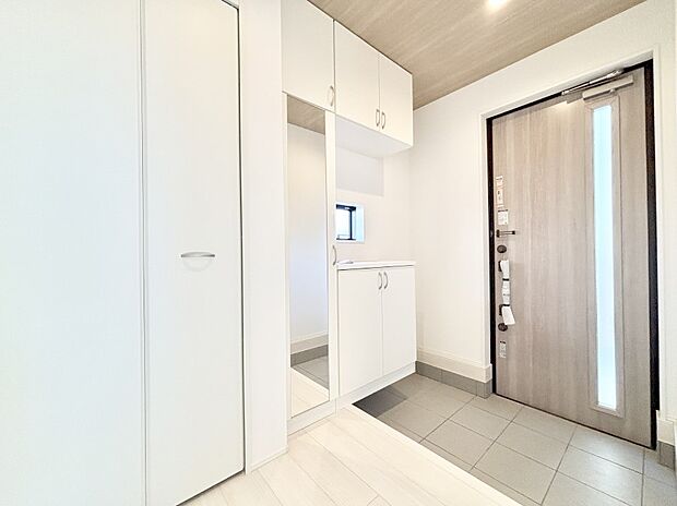 天井まである玄関収納で、家族全員の靴もすっきり収納！ 