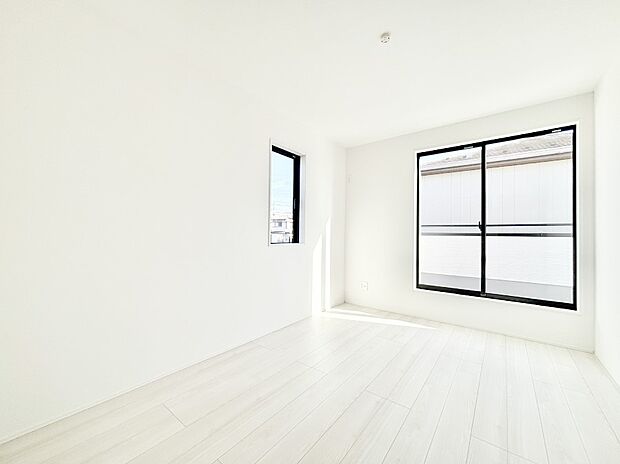 窓からのやさしい光が心地よいプライベートルーム  