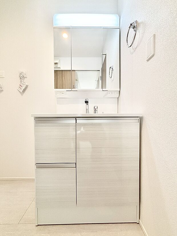 大きく見やすい三面鏡で清潔感ある洗面台は、身だしなみチェックや肌のお手入れにおすすめです。 