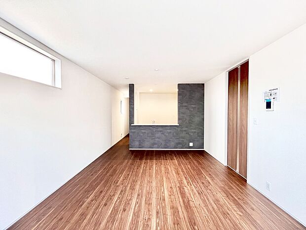 ご家族の賑やかな話し声で包まれる明るいリビング