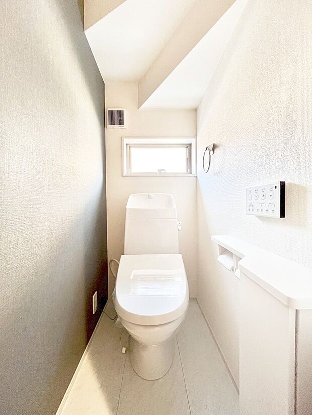 明るく清潔感のあるトイレです。