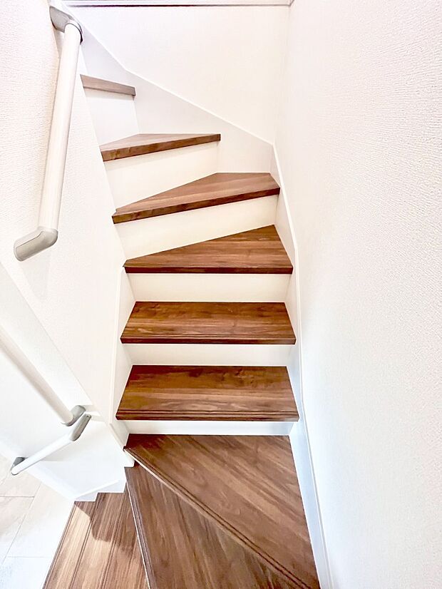 安全性を考慮し階段には手すりを設置しています