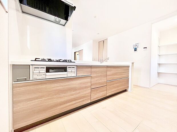 リビングで遊ぶお子様を見守りながらお料理ができる対面キッチン。