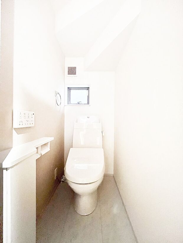 明るく清潔感のあるトイレです。