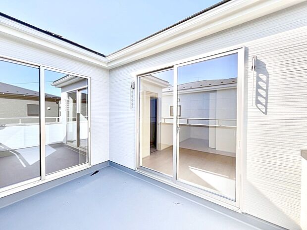 ゆったりバルコニーだから沢山お洗濯ものを干せます。