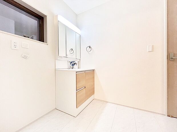 明るい洗面所は毎朝の身支度も楽しくできちゃいそうです。