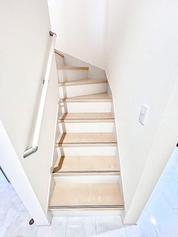 安全性を考慮し階段には手すりを設置しています