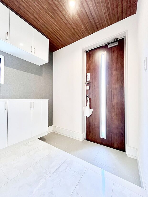 下駄箱はご家族の写真や季節のインテリアで飾り棚として演出できます