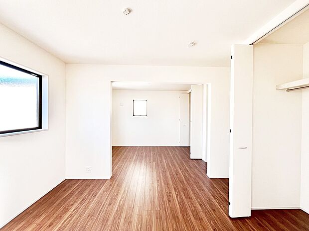 ドア&クローゼット2ヵ所付きなので2部屋に分けて利用可