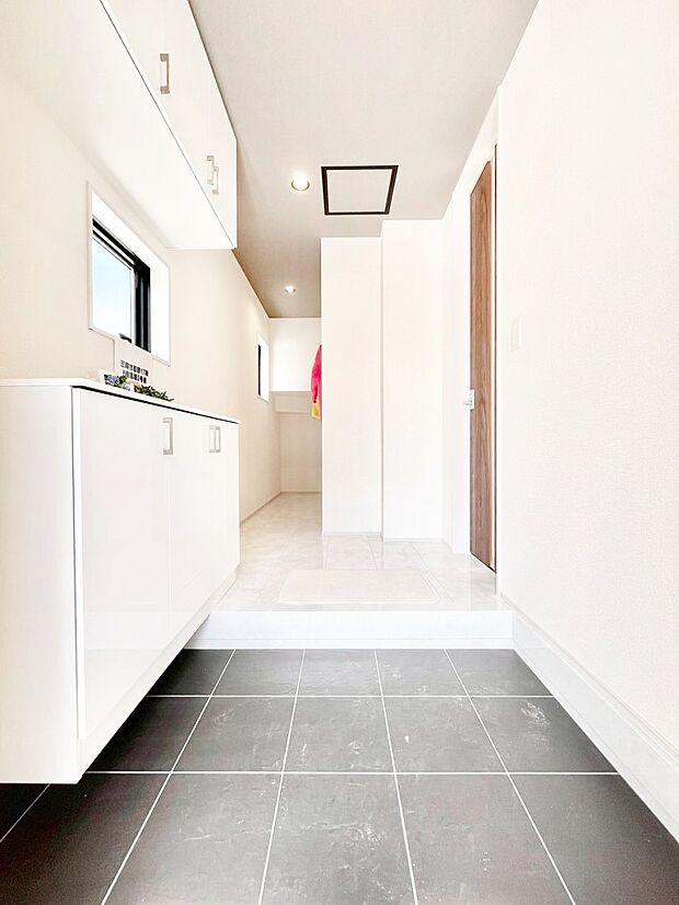 ご家族やお客様を気持ちよくお出迎えできる穏やかな雰囲気の玄関です。