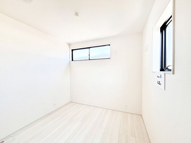 2面採光で気持ちよく自然光が取り入れられるのでお子様のお部屋にもピッタリ