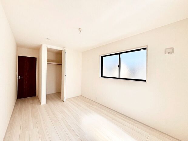 ウォークインクローゼットがあるお部屋!季節ごとの入れ替えも不要で便利です。