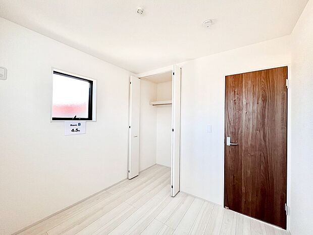 やさしい光がさしこむ居室はしっかり収納付き