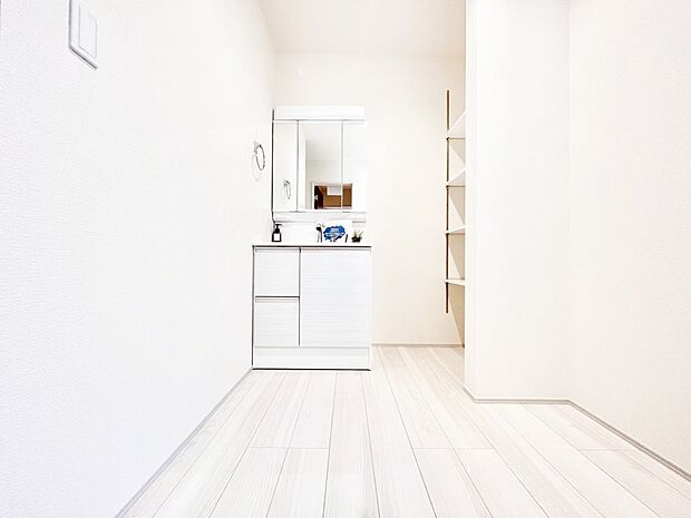 清潔感ある洗面化粧室で朝の身支度も快適