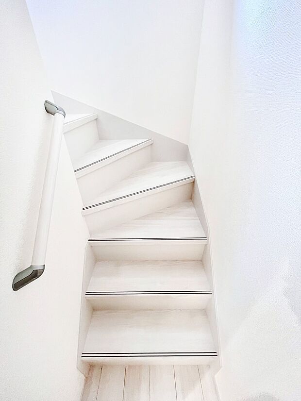 安全性を考慮し階段には手すりを設置しています