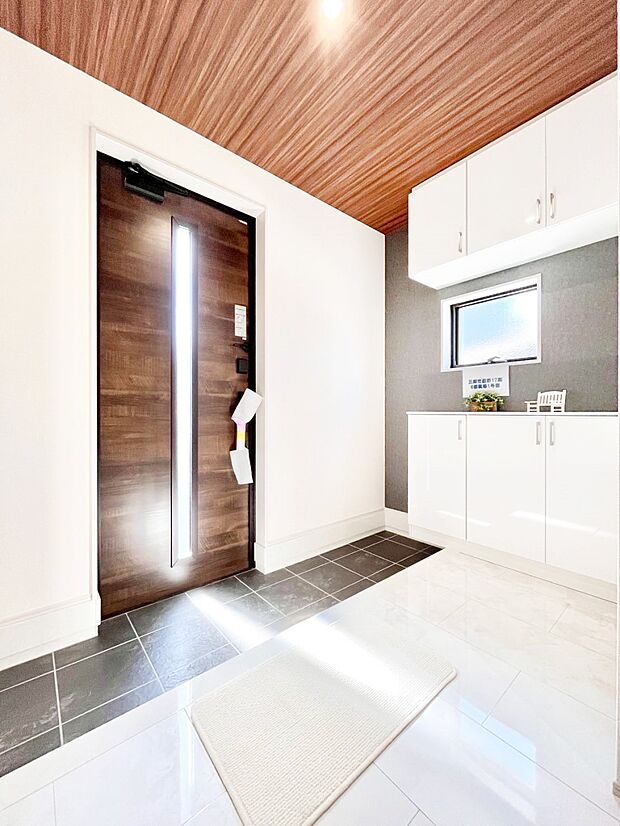 明るい陽光が入り込む玄関。ご家族の靴もスッキリ収納できる玄関収納付き!