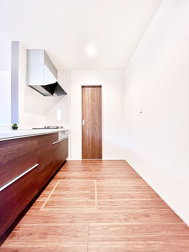 爽やかな風が通り抜けるキッチン。窓があるので明るく換気にも役立ちます。