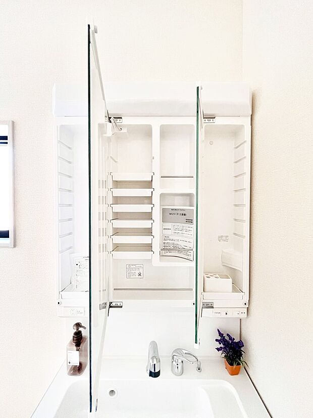 三面鏡の裏に、化粧品や衛生用品などを収納可能。洗面台をすっきりと保ちます!