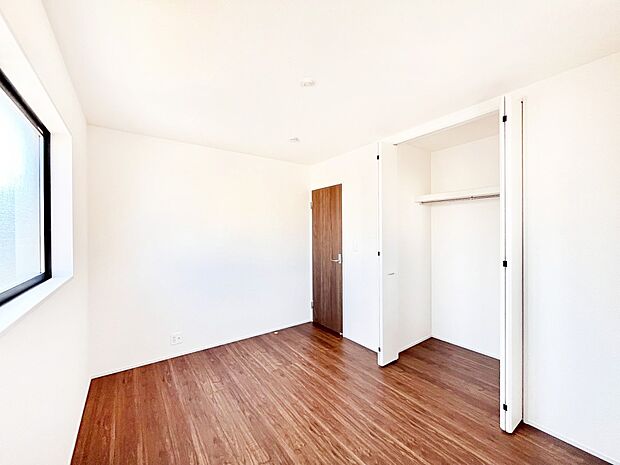 やさしい光がさしこむ居室はしっかり収納付き