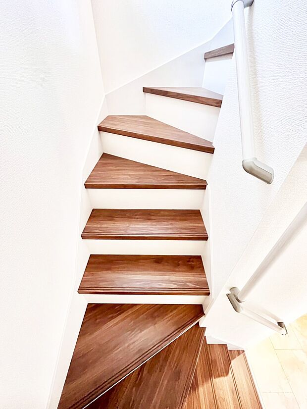 安全性を考慮し階段には手すりを設置しています