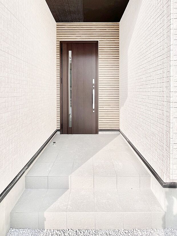 大切な家族、来客を出迎える玄関。