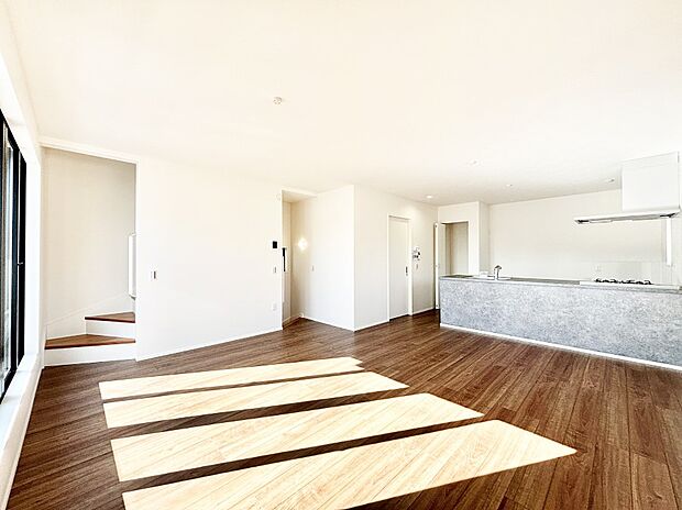 ナチュラルテイストの優しく柔らかい色使いのフローリングが素敵なリビングですね