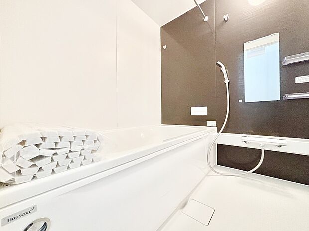 一日の疲れを癒してくれる明るい清潔感のあるバスルーム