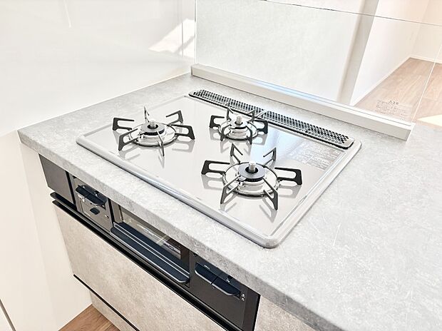 ガスコンロはSiセンサー搭載。火力調節や焦げ付き・消し忘れも防いでくれます。