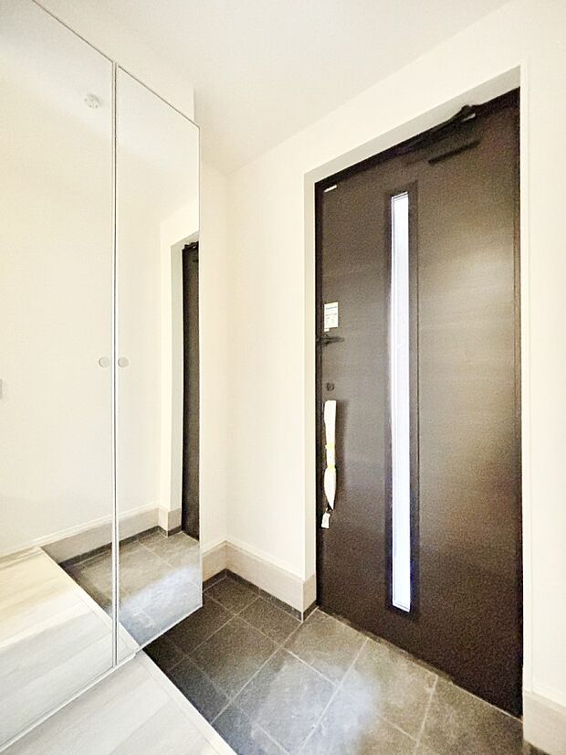 明るい陽光が入り込む玄関。ご家族の靴もスッキリ収納できる玄関収納付き！