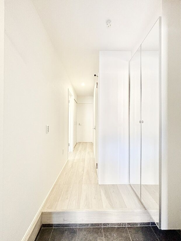 ミラー付きシューズボックスはお出かけ前の身だしなみチェックに便利