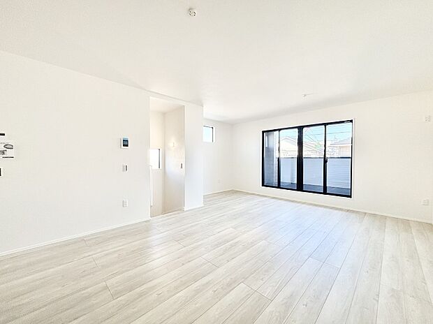 2階リビング。バルコニーに面した明るいLDKは家族みんなの快適空間