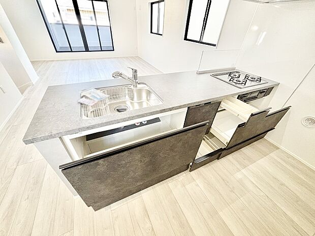 使いやすさを優先したスライド式収納タイプ!