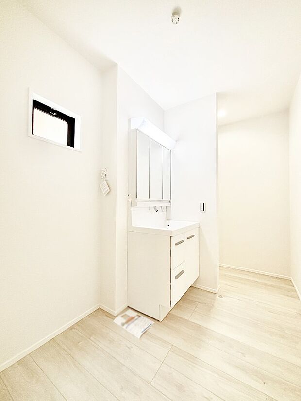リネン庫付きの洗面室。タオルや洗剤のストック置き場としてお使い頂けます。