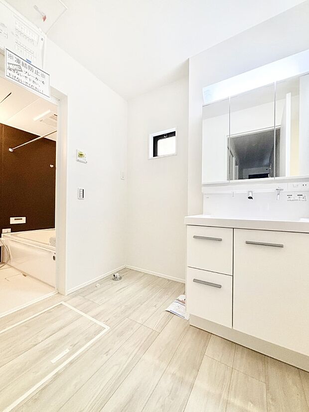 清潔感ある洗面化粧室で朝の身支度も快適