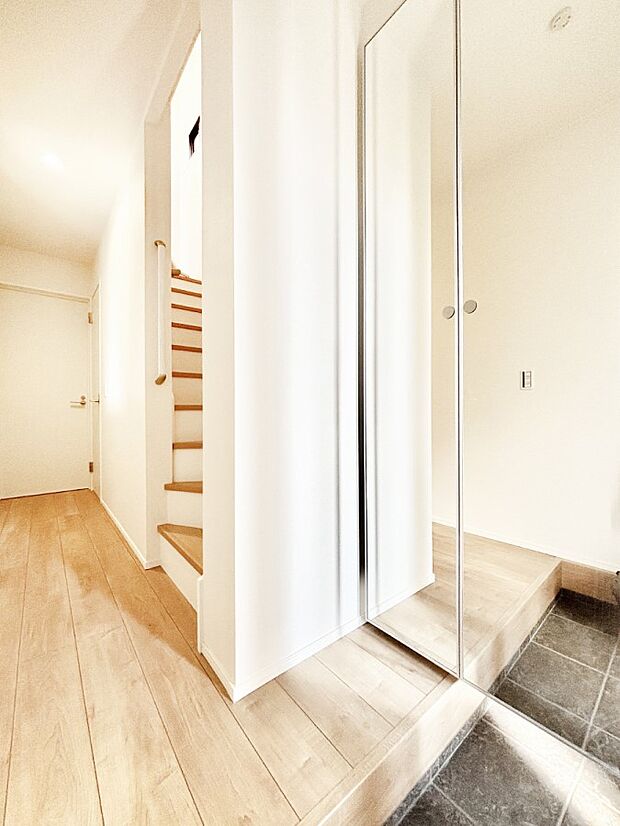 ミラー付きシューズボックスはお出かけ前の身だしなみチェックに便利