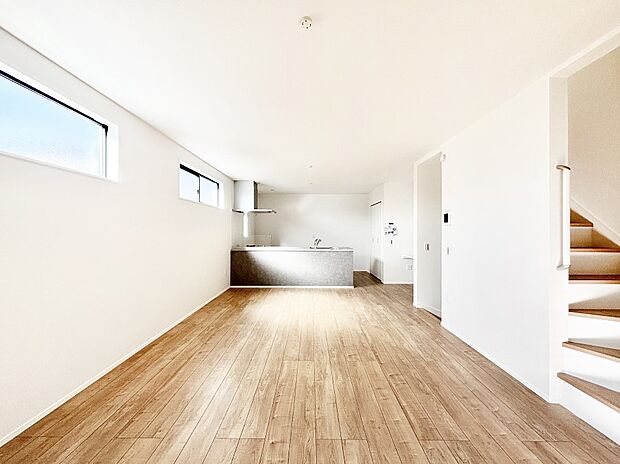 ナチュラルテイストの優しく柔らかい色使いのフローリングが素敵なリビングですね。