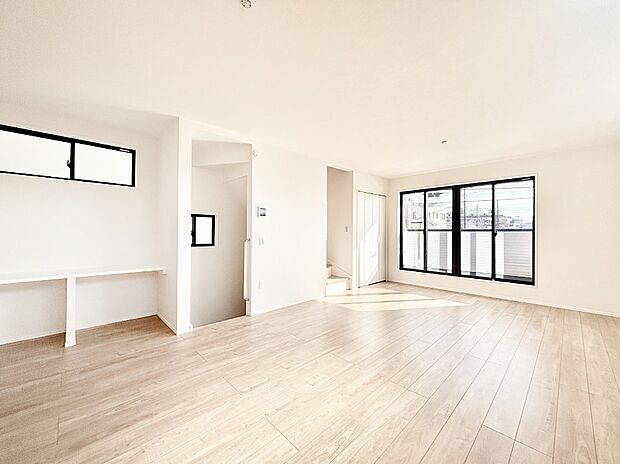 明るい陽光が注ぎ、寛ぎの雰囲気に満たされるリビング・ダイニング。