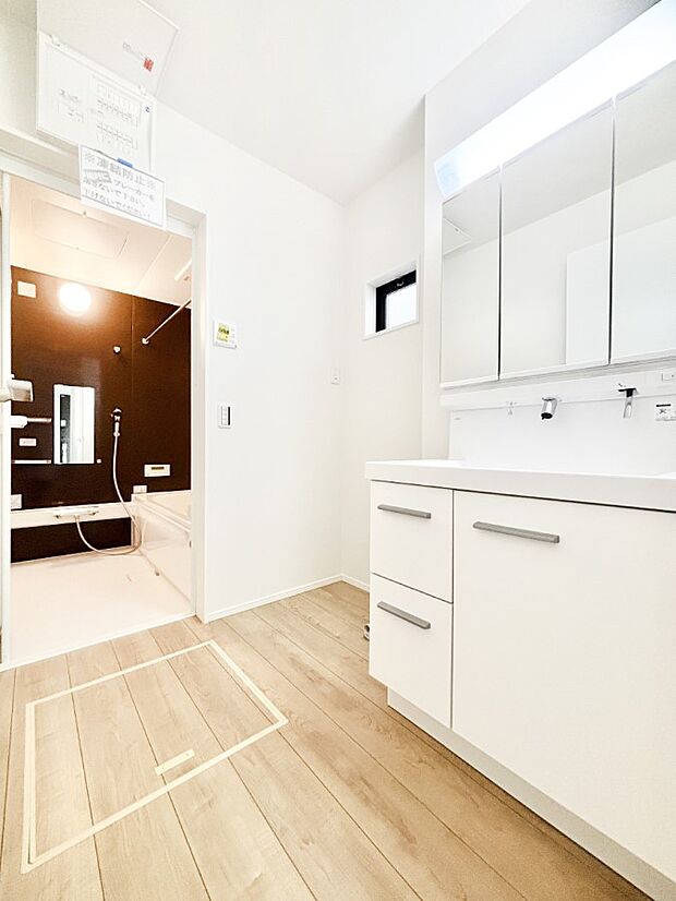 清潔感ある洗面化粧室で朝の身支度も快適