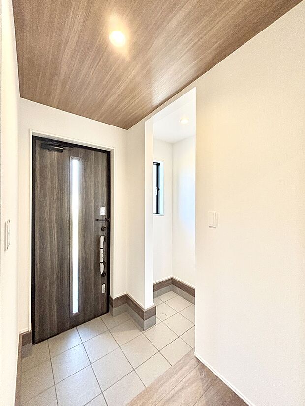 明るい玄関はお客様をお出迎えするのにぴったりです！ 