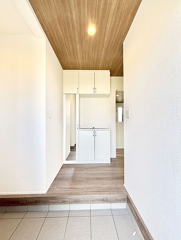 家族の帰宅やお客様をあたたかく迎える玄関  