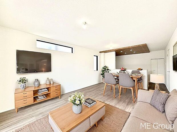 ご家族の賑やかな話し声で包まれる明るいリビング  ※家具はCGです