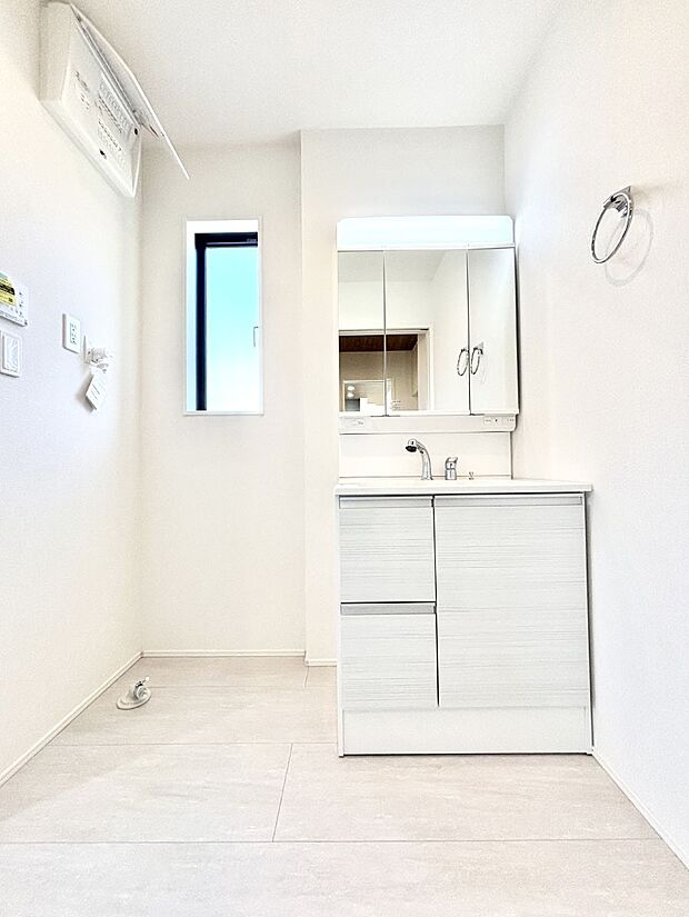 大きく見やすい三面鏡で清潔感ある洗面台は、身だしなみチェックや肌のお手入れにおすすめです。 