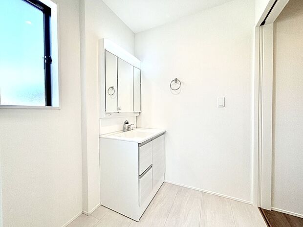 明るい洗面所は毎朝の身支度も楽しくできちゃいそうです。